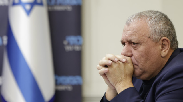 גדי אינזקוט בזמן נאומו של בני גנץ  (צילום: מארק ישראל סלם)