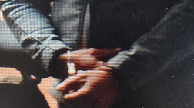 השוהה הבלתי חוקי שנעצר בגבעתיים (צילום: דוברות המשטרה)