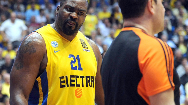 בלאט דרש שייגע בכדור בכל התקפה. אצל לאסו וטבארס זה עובד מעט אחרת. סופוקליס שחורצאניטיס (צילום: ברני ארדוב)