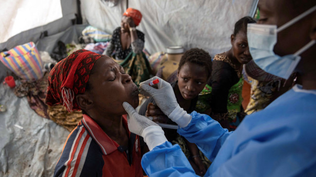 בדיקה בבית חולים בקונגו (צילום: רויטרס)