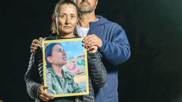 יגאל ואילנה כהן, הוריה של רב"ט הדר מרים כהן ז"ל, תצפיתנית שנפלה בקרב על מוצב נחל עוז  (צילום: יוסי אלוני)