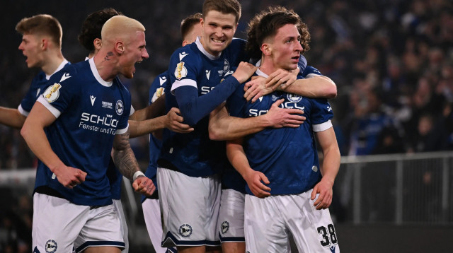 שחקני ארמיניה בילפלד חוגגים (צילום: רויטרס)