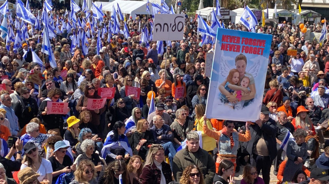 כיכר החטופים בזמן הלוויה של משפחת ביבס (צילום: אבשלום ששוני)