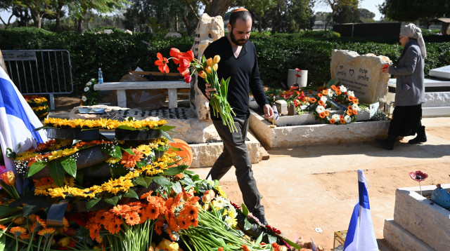 ירדן ביבס בהלוויה של שירי, אריאל וכפיר ז"ל (צילום: איתן אונר)