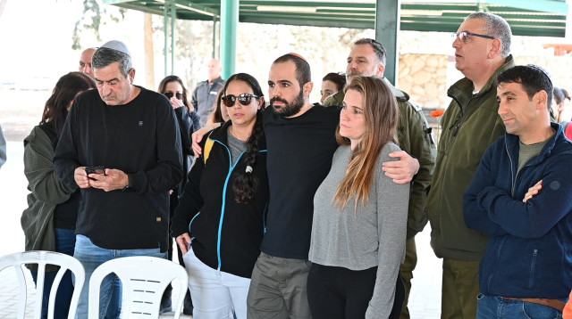 ירדן ביבס, דנה סילברמן סיטון, אחותה של שירי. בהלוויה של שירי, אריאל וכפיר ביבס (צילום: איתן אונר)