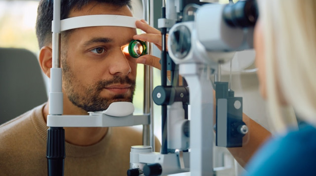 בדיקת עיניים. גם שעה ביום מסוכנת לראייה (צילום: שאטרסטוק)