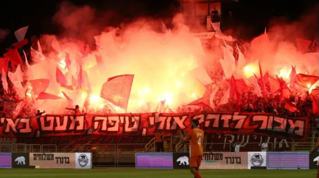 אוהדי הפועל תל אביב (צילום: אודי ציטיאט)