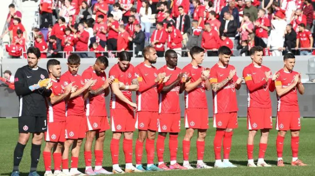 דקת דומייה בבלומפילד (צילום: אודי ציטיאט)