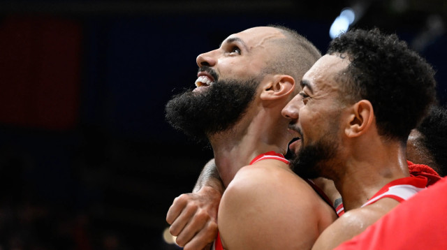 אוון פורנייה חוגג עם שחקן אולימפיאקוס נייג'ל וויליאמס גוס (צילום: GettyImages, JOSEP LAGO/AFP)