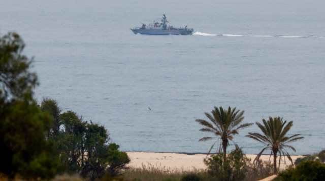 ספינת חיל הים מול חוף זיקים (צילום: REUTERS/Amir Cohen)