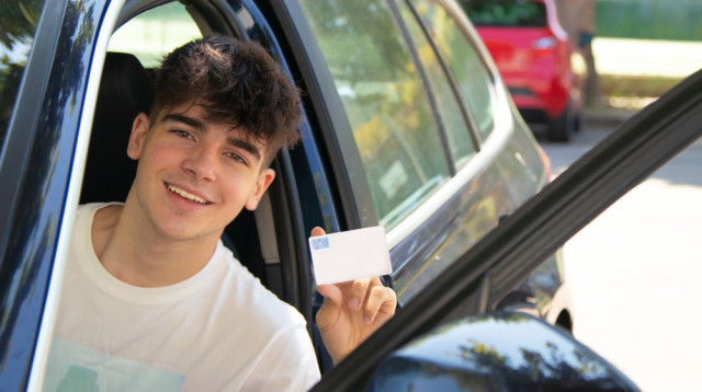 מדריך לצעירים: איך לבחור חברת ביטוח רכב? (צילום: Shutterstock)