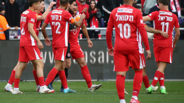 שחקני הפועל תל אביב חוגגים עם בן שהר (צילום: אודי ציטיאט)