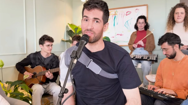 שגיא דקל חן עם הפרויקט של תמרי (צילום: צילום מסך יוטיוב)