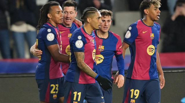 שחקני ברצלונה חוגגים עם רוברט לבנדובסקי (צילום: GettyImages)