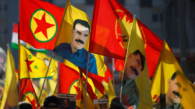 הכורדים בטורקיה עם תמונתו של עבדאללה אוקלאן (צילום: רויטרס)