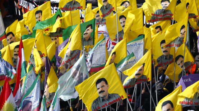 הכורדים בטורקיה עם תמונתו של עבדאללה אוקלאן (צילום: רויטרס)