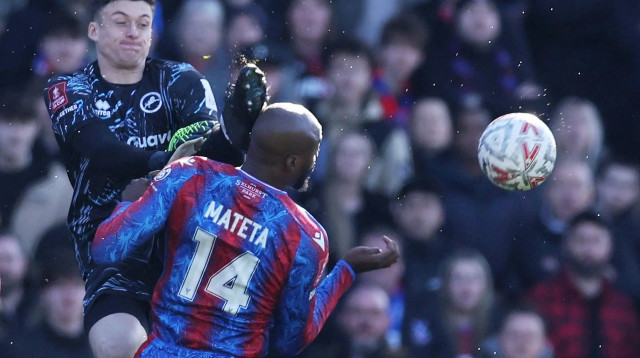 ליאם רוברטס שוער מילוול פוגע בפניו של ז'אן פיליפ מאטטה שחקן קריסטל פאלאס (צילום: רויטרס)