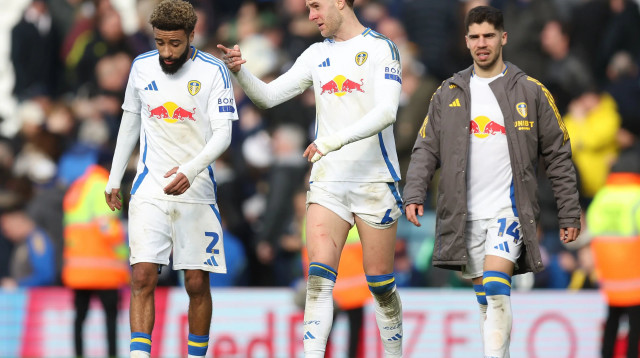 מנור סולומון שחקן לידס יונייטד עם ג'ו רודון, ג'יידן בוגל (צילום: אימג'בנק  GettyImages, George Wood)