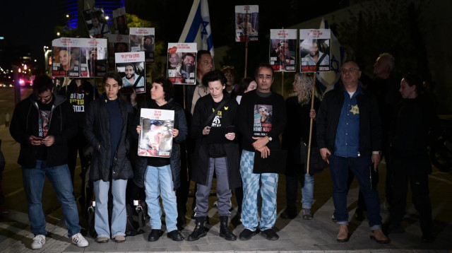 משפחות החטופים מחוץ לקריה (צילום: אבשלום ששוני)