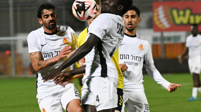 שחקני מ.ס. אשדוד, עומרי בן הרוש, טימותי אוואני (צילום: ברני ארדוב)