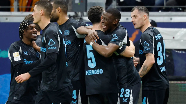 שחקני באייר לברקוזן חוגגים (צילום: רויטרס)