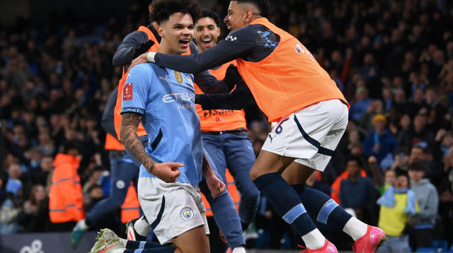 שחקני מנצ'סטר סיטי חוגגים עם ניקו אוריילי (צילום: רויטרס)