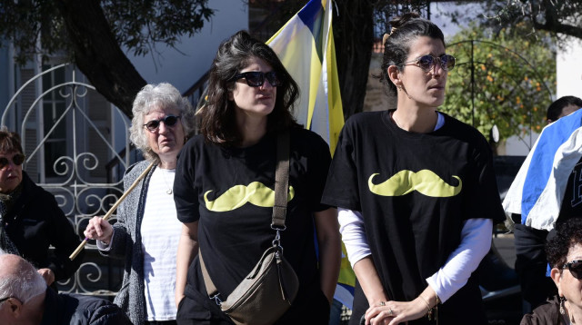 מלווים את שלמה מנצור. חולצת מחווה (צילום: אבשלום ששוני)