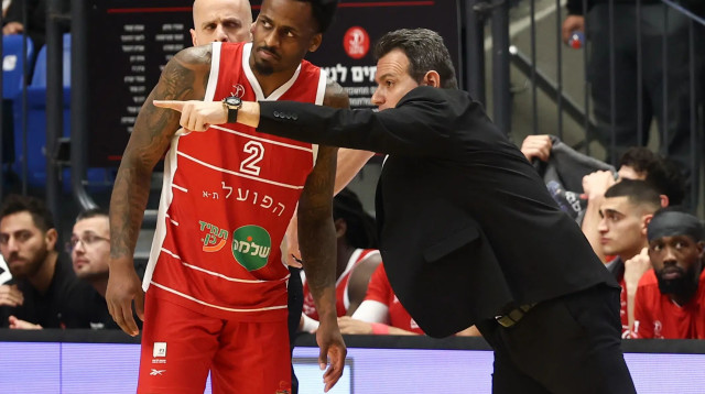 מאמן הפועל תל אביב דימיטריס איטודיס לצד אנטוניו בלייקני (צילום: דני מרון)