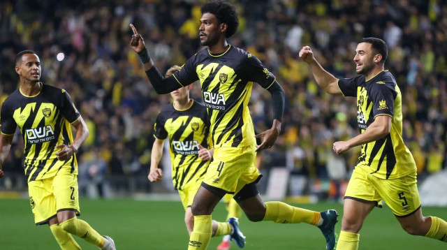 שחקני בית"ר ירושלים חוגגים עם ז'אן מרסלן (צילום: קובי אליהו)