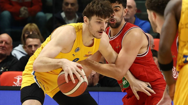 רומן סורקין שחקן מכבי תל אביב לפני תומר גינת שחקן הפועל תל אביב (צילום: דני מרון)