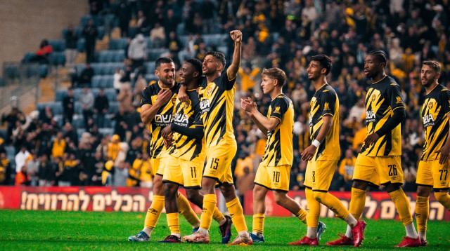 שחקני בית"ר ירושלים חוגגים עם טימו מוזי (צילום: שירה קז)