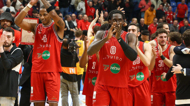 ג'ונתן מוטלי, מרכוס בינגהאם שחקני הפועל תל אביב מודים לקהל (צילום: דני מרון)