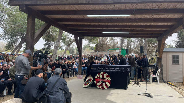 הלוויתו של איציק אלגרט בניר עוז (צילום: פלד ארבלי)