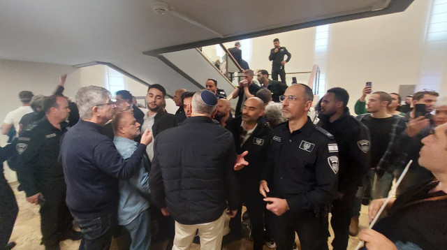 אנשי משמר הכנסת חוסמים משפחות שכולות ממועצת אוקטובר (צילום: מרק ישראל סלם)