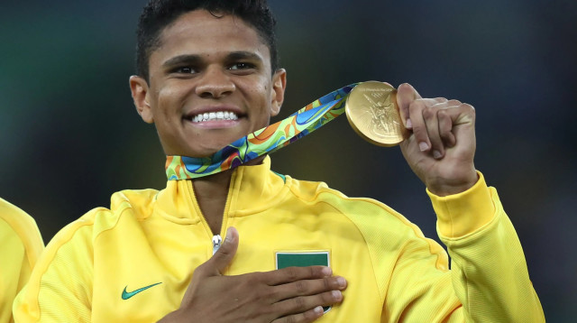 דוגלאס סנטוס עם מדליית הזהב במדי נבחרת ברזיל האולימפית, ריו 2016 (צילום: GettyImages, Clive Mason)