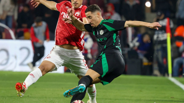 דולב חזיזה שחקן מכבי חיפה מול מתן בלטקסה שחקן הפועל באר שבע (צילום: דני מרון)