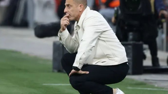 גאה בשחקנים שלו. קוז'וך (צילום: דני מרון)