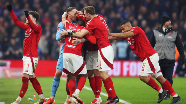 שחקני נוטינגהאם פורסט חוגגים עם מאטס סלס (צילום: GettyImages)