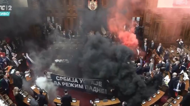 אבוקות ורימוני עשן בבית הנבחרים בסרביה (צילום: צילום מסך רשת X)