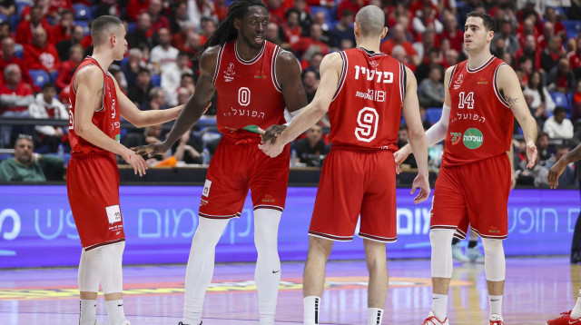 שחקני הפועל תל אביב: עוז בלייזר, גיא פלטין, ג'ונתן מוטלי, ים מדר (צילום: לירון מולדובן)