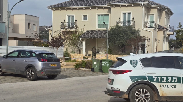 ביתו של ראש מועצת מרום הגליל עמית סופר, חבלנים במקום (צילום: מועצה אזורית מרום גליל)