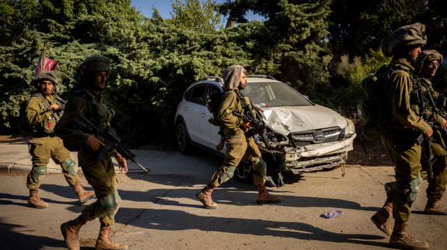 חיילים בקיבוץ נחל עוז, לאחר הטבח (צילום: יונתן זינדל פלאש 90)