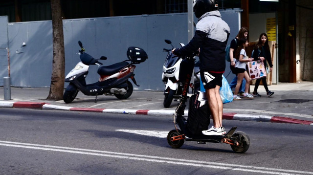 קורקינט חשמלי. למצולמים אין קשר לכתבה (צילום: אבשלום ששוני)