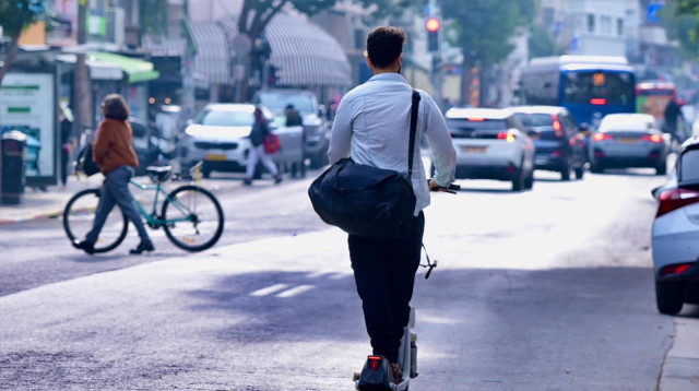 קורקינט חשמלי. למצולמים אין קשר לכתבה (צילום: אבשלום ששוני)