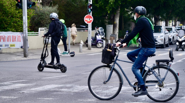 קורקינט חשמלי ואופניים. למצולמים אין קשר לכתבה (צילום: אבשלום ששוני)