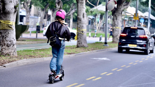 קורקינט חשמלי. למצולמים אין קשר לכתבה (צילום: אבשלום ששוני)
