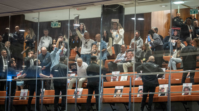 משפחות חטופים ומשפחות שכולות ביציע האורחים בכנסת (צילום: חיים גולדברג, פלאש 90)