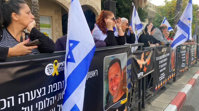 אזרחים ליד בית הכנסת בראשון לציון, ממנו יצא מסע הלוויה של אוהד יהלומי ז"ל (צילום: אבשלום ששוני)