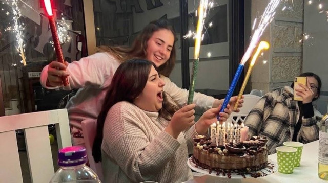 חוגגים לרוני אשל יום הולדת (צילום: מתוך פייסבוק)