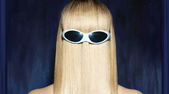 עטיפת אלבומה השני של נונו, ״מה חוץ מזה״ (צילום: שחר ארביב)